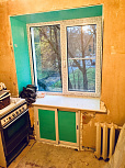 Окно Grunder на кухне со шкафом - фото 1
